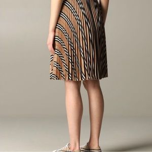Burberry Icon stripe pleated check silk skirt size S